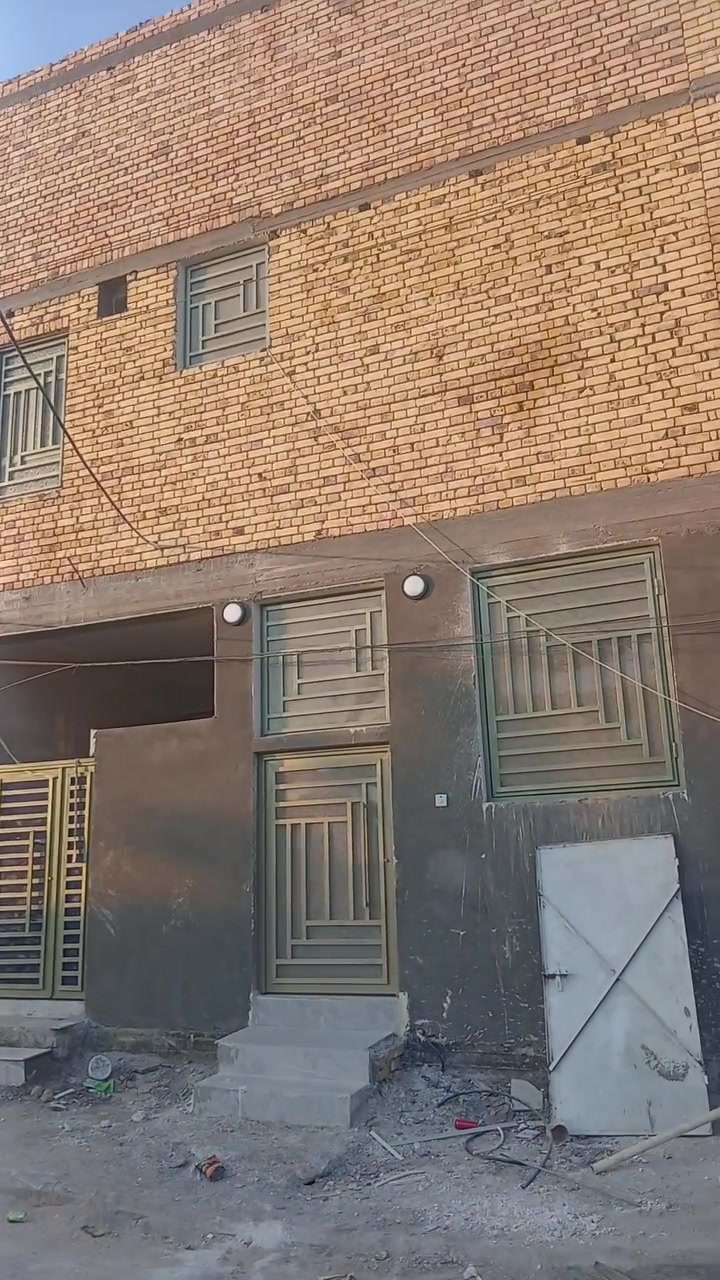 يا الله توكلنا على الله
للبيع بيت طابو صرف طابقين طابوك كونكريت 
بنا حديث درجه اوله بعد مامسكون البيت 
مساحه 123 متر الواجه 7 ونص شارع 15 متر
المكان بدايه حي الرسول  من جه السكك 
*********** البيت واحد ع واحد
