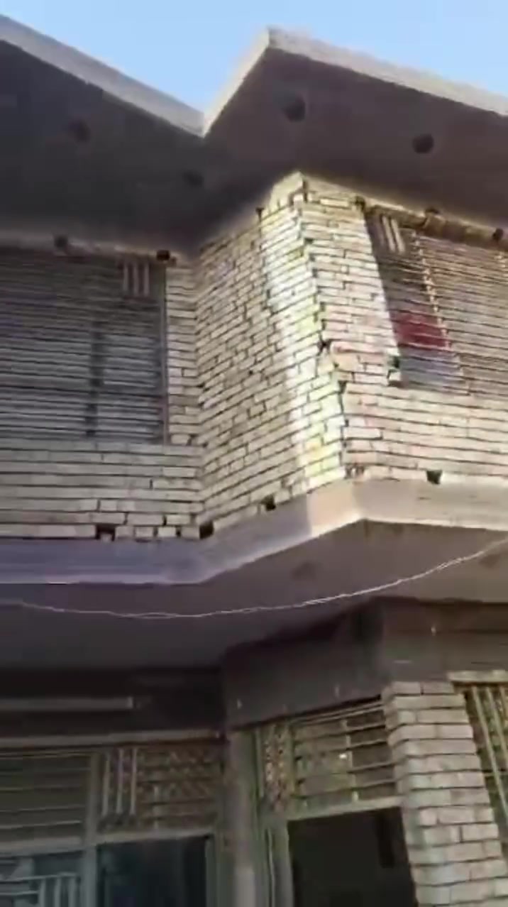 السلام عليكم بيت للبيع المساحة 125 طابقين  طابق الرظي معزول على طابق الول طابق الرظي باب 🚪وطابق الول باب 🚪  في حي السفير قرب شارع عشرين للتواصل والاستفسار عبر رقم الهاتف او واتساب موجود  ***********

