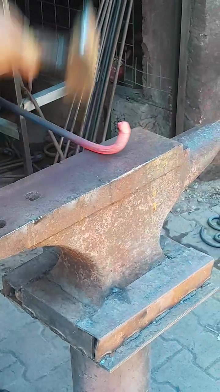 كورة الريس لتعويج كافة انواع النقشات النباتية والهندسية وكافة الأشكال الصناعية بالنار والسندان بغداد السباع قرب باجة الحاتي
***********
