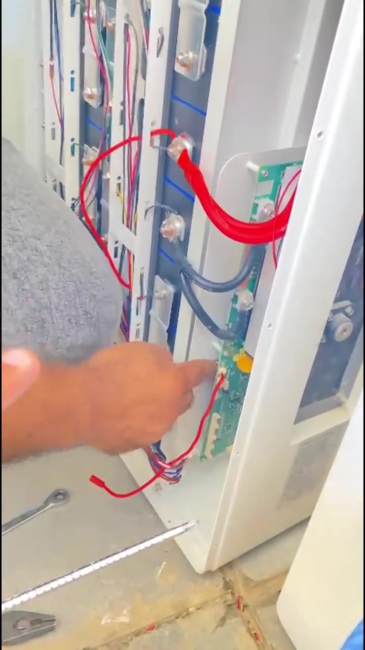 المنظومة ما تنتهي مسؤوليتنا عنها بمجرد التركيب. ☀️
أحد زبائننا واجه خلل بمنظومته، وتواصل ويانا، وفريق إيكو فجن تابع الحالة وطلع للموقع حتى يتم تشخيص المشكلة ومعالجتها.

نؤمن إن شغلنا الحقيقي مو بس بتجهيز وتركيب المنظومة، وإنما بالمتابعة وخدمة الزبون بعد التركيب أيضاً.

ولهذا نوفر لزبائننا الضمان والمتابعة وخدمة ما بعد البيع، حتى يكون الزبون مطمئن على منظومته ويعرف أن أكو فريق واقف وياه عند الحاجة. 🤝☀️

إذا عندك منظومة وتحتاج استفسار أو فحص أو صيانة، تواصل ويانا
***********
