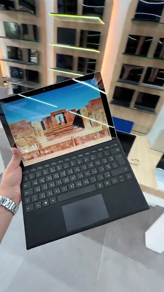 لا تحتار واحنه موجودين !  لابتوب من شركة مايكروسوفت سيرفس برو4  معالج cori5 هارد256gb ورام 8gb  حجم شاشة 13.5 انج  بسعر 250الف والتوصيل مجاني  *********** ***********
