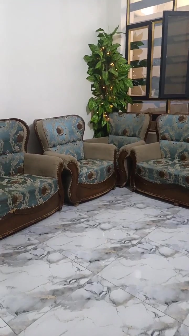 قنفات للبيع. مكاني الشعب الزراعي اريد اشيل وبعتهم نضيفات وياهن. كوشات ومفرش رصاصي. التواصل على هذا الرقم ***********8