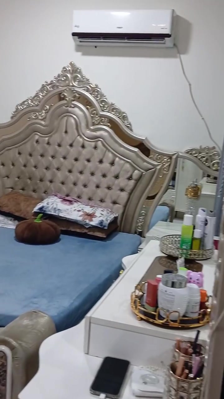 اسلام عليكم غرفه ملكيه للبيع نضيفه مثل مواضحه بتصوير سعر الجديده مالته ٤ ملاين ونص هايه مستخدمه سعره ب ١٤٠٠ وبيه مجال الاستفسار ***********بيه بس وات ساب اتصل وتدلل عنوانه دوره ابو دشير الخاص مفتوح
