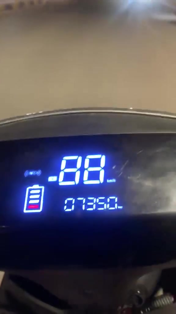 سلام عليكم دراجه شحن سكنس نوع كوري موديل 2025 بطارياته فول شرط على فحص والفيديو موجود شكد تمشي نقصه بس تاير خلفي هوه بيه تاير ويمشي بس معنجر وجاملغ الامامي سعره 550 الف وبيه مجال 
رقم الهاتف 
***********
