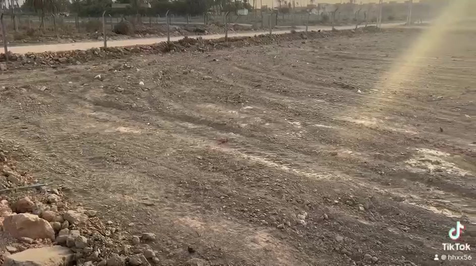 أرض • ٤٠٠م