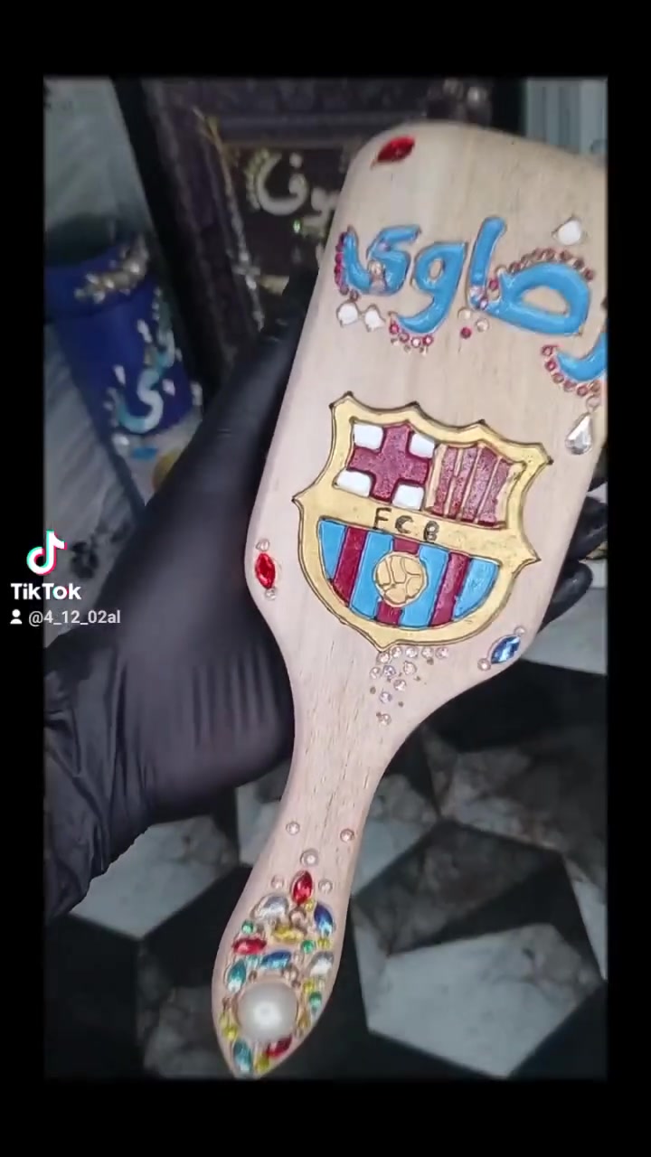 ✨ مو مجرد فرشة شعر… هاي قطعة باسمچ وذوقچ! ✨
إذا تحبين الأشياء المميزة والمختلفة وبس ب((5️⃣)) الاف  😍💗
فرش شعر مزينة يدوياً، بأسماء وتصاميم حسب طلبچ، مع تفاصيل لامعة تخليها قطعة فخمة ومميزة ✨👑
🎀 مناسبة إلچ أو هدية لشخص تحبينه
🎁 تنفع للعيد، التخرج، أعياد الميلاد والمناسبات
💎 تصميم خاص حسب الاسم أو الشخصية اللي تحبينها
اختاري الاسم والتصميم… وخلي فرشتچ تكون قطعة ما تتكرر! 🥰✨
📩 للحجز والاستفسار راسلونا
🔥 الكمية محدودة والتصاميم حسب الطلب
توصيل داخل الحسينية الف دينار وجميع المحافظات 5🚕🚕
 #بغداد #فولو #مشاركة #الحسينية #محافظات #كومنت
