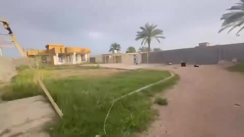 بيت مع مساحه للبيع طابو زراعي تحويل مباشر المساحه الكليه ١٣٨٠م بيت مع كراج مع حديقه البيت كامل من كلشي ستقبال وهول وغرفتين وصحيات خارج وداخل ومطبخ كراج سيارات كبير وحديقه كبيره بسعر جدا مناسب 
الموقع جزيره الرمادي البشعبان قرب مضيف شيخ مشعل 
السعر ٨٥ مليون وبي مجال 
مكتب كريم العبيدي 
***********
