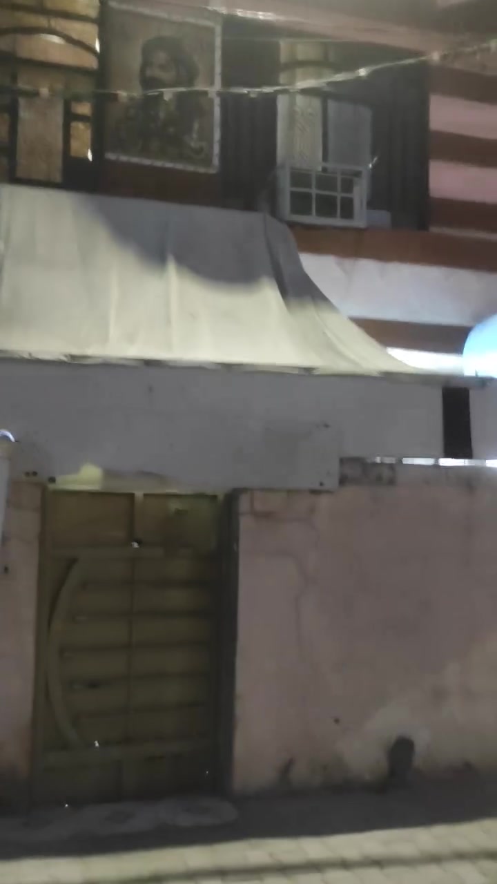 العنوان  دوانم شارع ابو رحاب  100متر مربع 50ب50كافة الخدمات يريد ياخذ 50 او ياخذ 100متر مربع  ويصير ستثمارة ***********صاحب دار
