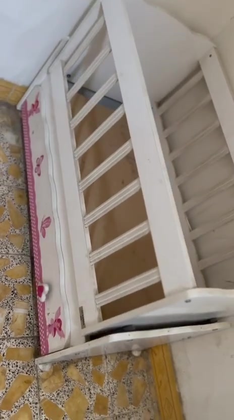السلام عليكم للبيع چربايه اطفال نضيفه جدا سعره 100و بيه مجال للتواصل ***********يوجد واتساب

