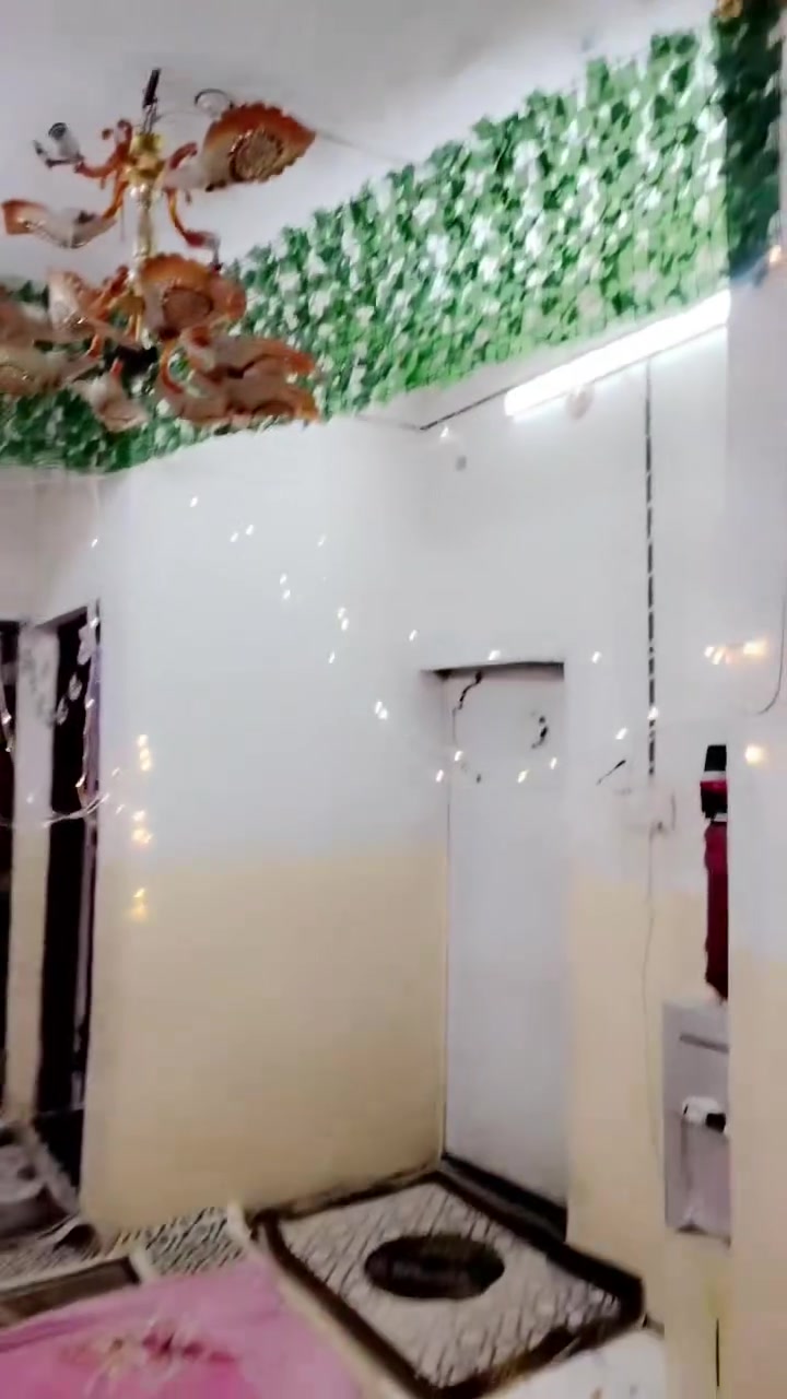سلام عليكم بيت مساحته ميتين متر بيه غرفتين وصاله ومطبخ وتقبل صطح. شتاكر. كهرباء 4خطوط.عنوان.شارع.بيت.حسن.باتول.خامس.فرع..عله يدك اليمنه. ثالث بيت عله ليمنه. ***********..
