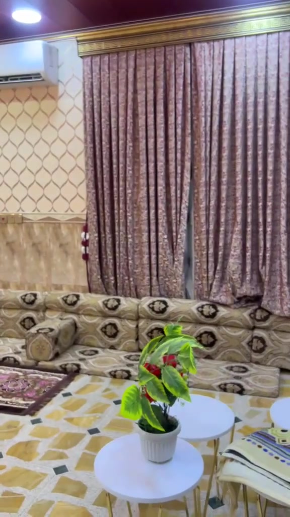 ديوان للبيع يتكون من 10دوشگ و15تچوه و8 مخاد نضيف نسبة %90 السعر 450وبيه مجال 
المكان العلم 
رقم الهاتف***********
