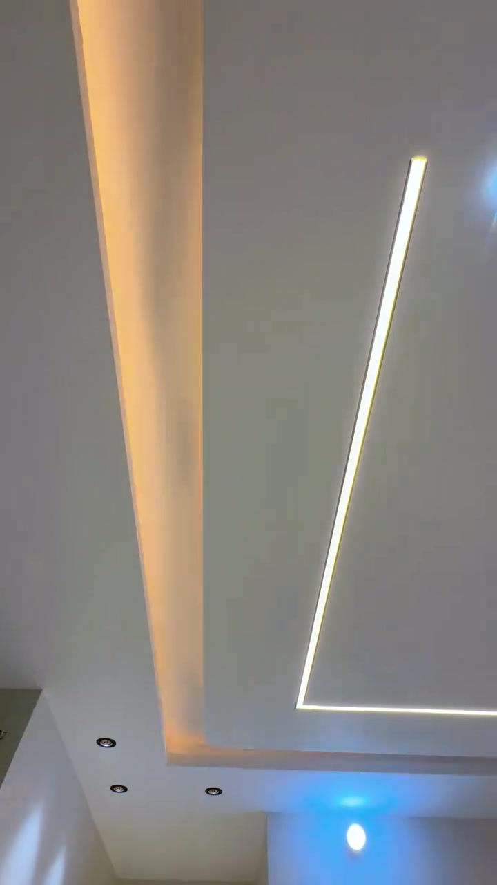 تصاميم جبس بورد حديثة تلمس ذوقك العالي وتغير مظهر بيتك!
نقدم لكم أحدث ديكورات الجبس بورد (أسقف معلقة، شاشات TV، إضاءات مخفية، وتقسيمات جدارية) بأعلى درجات الدقة والترتيب.
 دقة بالعمل: تنفيذ متقن وإنهائيات ممتازة بدون عيوب.
 سرعة ونظافة: تسليم ضمن الوقت المحدد مع الحفاظ على نظافة المكان.
 أنواع مقاومة: استخدام أفضل المواد المقاومة للرطوبة والحرارة لضمان عمر أطول.
لحجز والاستفسار ***********

