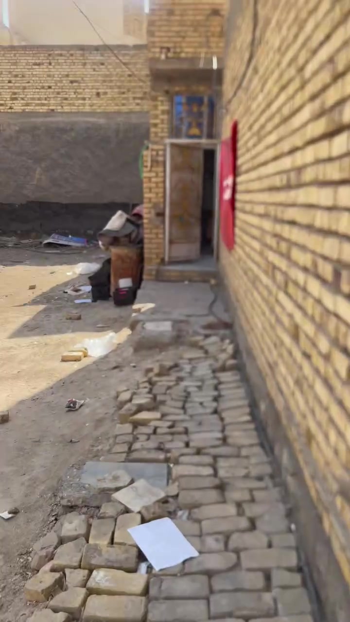 سلام عليكم 
بيت ١٠٠متر خلفي للبيع قاطين موقعه كلش حلو بناء ٢٠١٧ مكانه بحي الزقوره خلف البانزين المنصوريه خانه قريب عل شارع العام بيع مستجعل السعر (150)وبيه مجال رقم الهاتف***********

