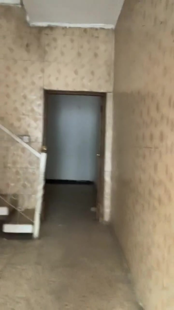 سلام عليكم بيت الايجار في منطقت الشعب مقابيل شارع عدن منطقه حلوه وراقيه الاستفسار انتصل على رقم ***********
