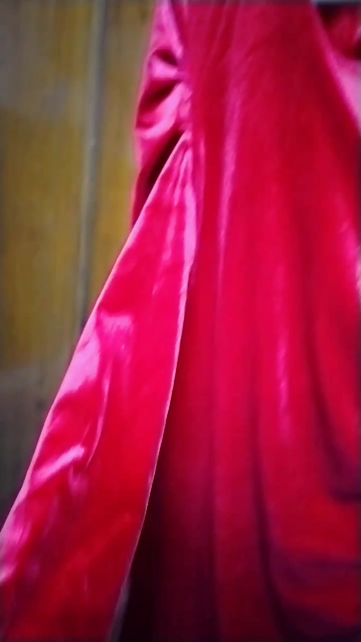 فستان نسائي • أسود ٤٤ • أحمر شتوي ٤٢