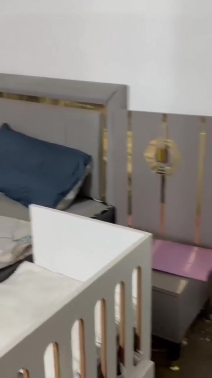 غرفه للبيع بيدي اف تركي 5 قطع نضيفه الغرفه
***********
