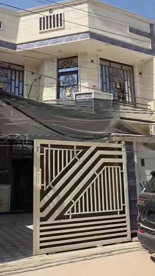 السلام عليكم
بيت لليجار في منطقة حي الزهراء  المساحه 160 متر طابقين 
يحتوي على أربع غرف نوم  + كلدور مطبخ صاله مجمع صحيات 
داخلي وخارجي للاستفسار *********** او مراسله واتساب
