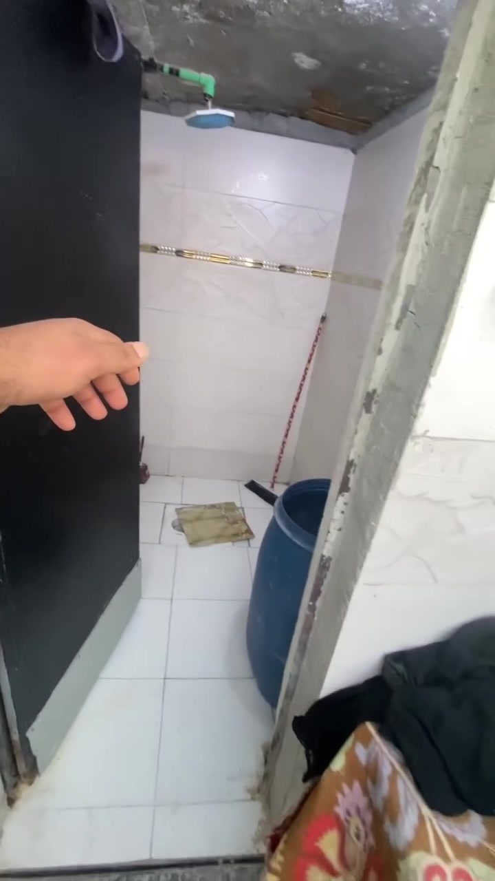 السلام عليكم متوفر بيت شارع القائد مقابيل الاستداره مال التاميم البيت يبعد عن شارع القائد مسافه اقل 100 متر رابع بيت عن الشارع المنطقه ماعليها لا كص ولا ازااله ولا اي شي منطقه حلوه ومرتبه وبيت مرتب غرفتين وهول واستقبال ومطبخ وصحيات خارجيه البيت كامل  رايده ب 21 وبي مجال  رقمي :*********** واتساب
