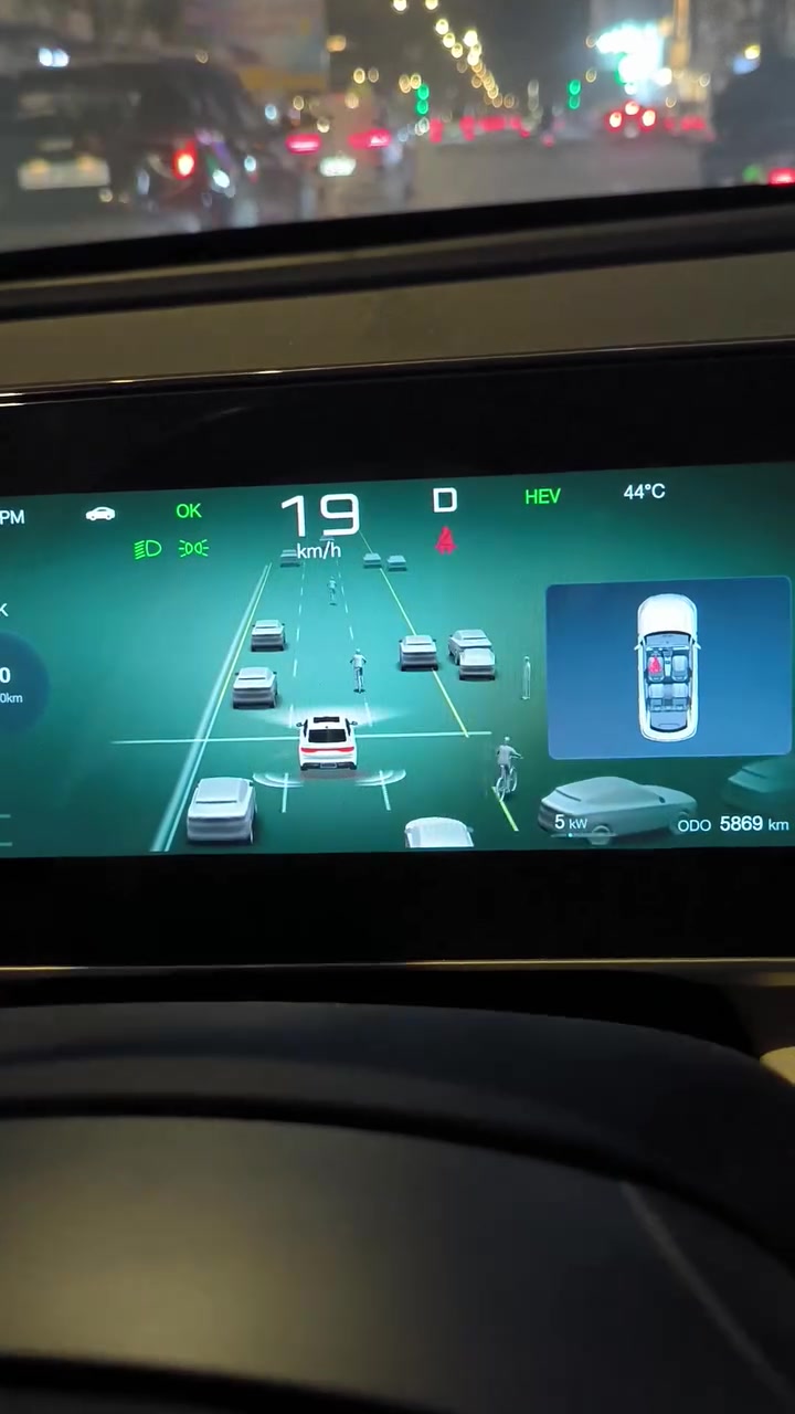 السلام عليكم ورحمة الله
للبيع byd qin L 2025 DM-I ( قمارة حديد + 13 كاميرا محيطية )

لون ابيض 
مكان السيارة بابل الحلة 

رقم بغداد عداد كيلو متر كلي 5800 بانزين فقط 1500 

مواصفاتها معروفة اهمها  : ركن تلقائي وقيادة ذاتية ومثبت سرعة تفاعلي ٫ اوتو هولد ٫ داخل جلد اوف وايت ٫ شاشة كبيرة ٫ نقطة عمياء  ورادار تفاعلي ( رؤية 360 درجة 3D )وبعد هواي مواصفات 

السيارة جديدة وعلى ايدي استعمال خفيف جدا 

اول ما اخذتها بدلتها دهن اصلي لان تجي منقصة 

بيها تفاصيل رصعات خفيفة موضحة بالفديو 

السعر : 25٫000٫000 دينار عراقي 

تفاصيل اكثر تواصل على هذا الرقم ***********

واتساب فقط .
