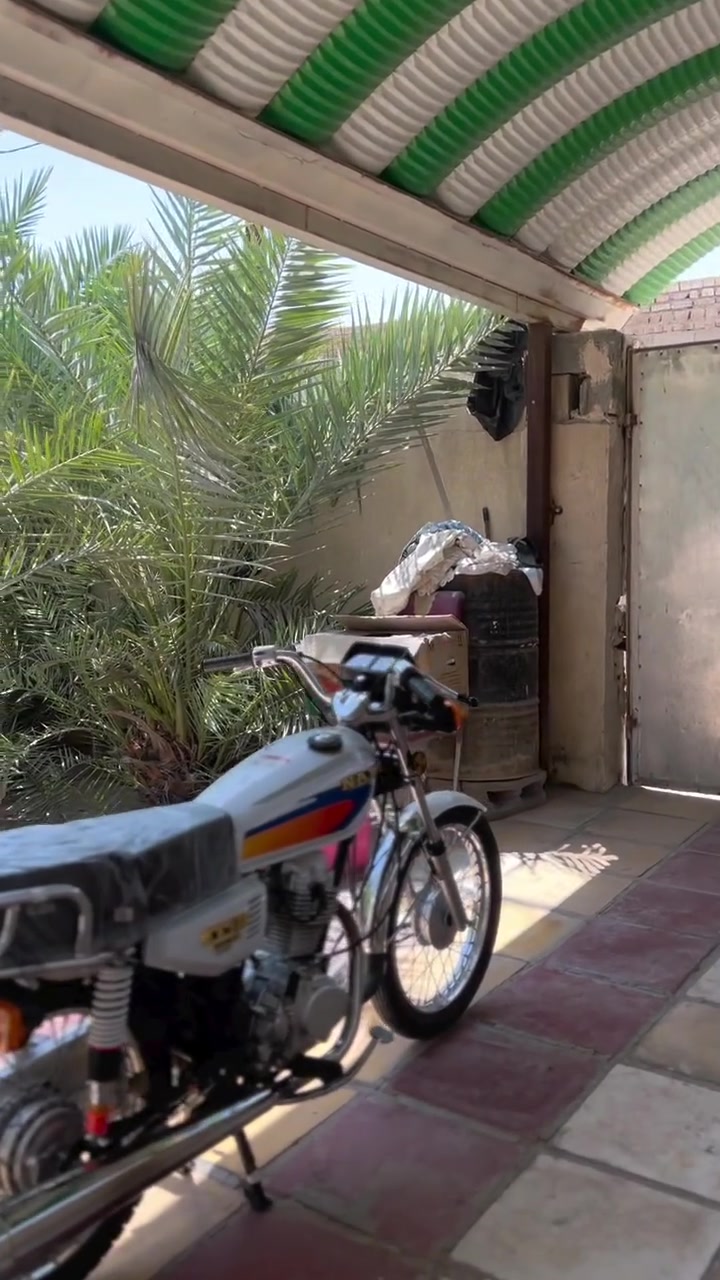 س ع دراجه نوع نامه شلامجه تعمير فقط شاصي سكنر تعمير جديد او الدراجه كدامكم صارله اسبوعين من معمره نجف حي ميسان 950 او بيه مجال الشراي ***********
