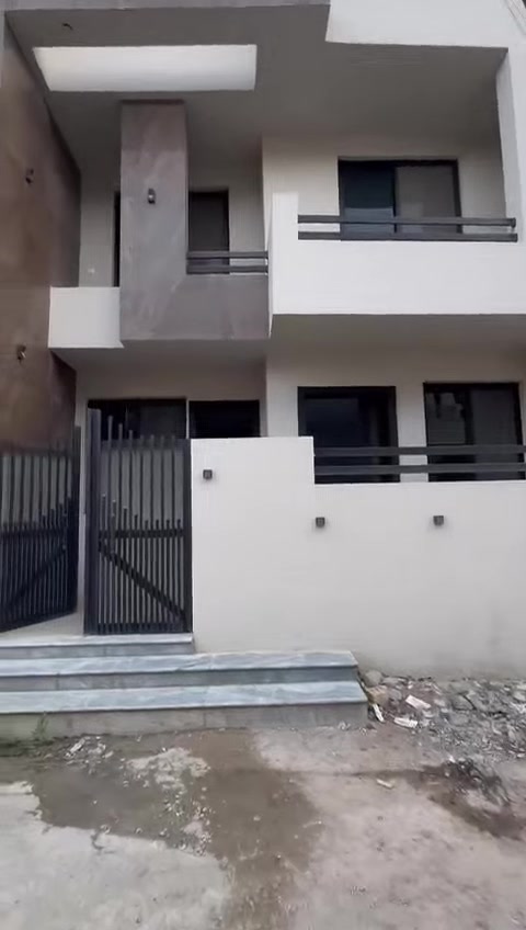 🏠  دار مودرن للبيع - الدورة (شارع الجنابي) 🏠
عرض مميز لمحبي الرقي والحداثة، بيت "فول مواصفات" بتصميم عصري وبناء درجة أولى.
📍 الموقع:
• العنوان: بغداد - الدورة - شارع الجنابي.
• المساحة: 100 متر مربع.
• عدد الطوابق: طابقين ونصف.
✨ تفاصيل ومواصفات الدار:
• التصميم: واجهة مودرن حديثة مع إضاءة ليلية مخفية.
• الخارطة: استغلال مثالي للمساحات (غرف نوم واسعة، استقبال، صالة معيشة).
• الخدمات:
• نظام إنارة ذكي وديكورات "جبسن بورد" لكامل البيت.
• أرضيات مرمر أو غرانيت نخب أول.
• حمامات فخمة (شرقي + غربي) مع طقم كامل.
• مطبخ بنظام أمريكي مفتوح
• نوافذ عازلة للصوت والحرارة 
• السطح: الطابق الثالث (النصف طابق) يحتوي على غرفة غسيل أو مخزن مع بيتونة واسعة وسطح مجهز بالكامل.
💎 الميزات الإضافية:
• بناء حديث (جديد لم يسكن).
• قريب جداً من السوق والخدمات الرئيسية والمدارس.
• منطقة هادئة وسكنية بامتياز.
• سند زراعي سند 25 ملك صرف).
📞 للاستفسار ومعاينة العقار:
للحصول على السعر أو حجز موعد للمعاينة، يرجى التواصل عبر:
• رقم الهاتف: [***********]
