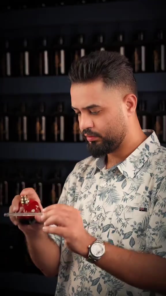 إذا عجبك العطر… لا تبقى تتفرج 😏🔥 اطلبه هسه وخلي العطر يحچي عنك
