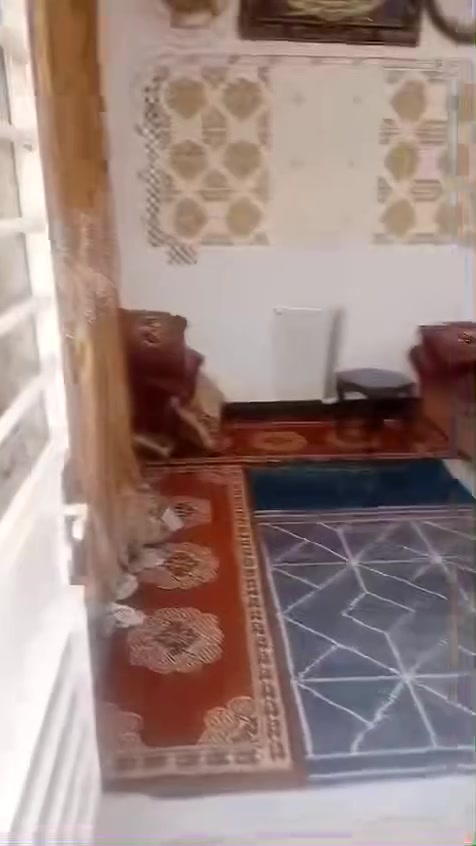السلام عليكم بيت للبيع المساحه ١٢٠ خدمات كامله مي مجاري تبليط العنوان خلف مستشفى الفضيليه حي القدس ***********
