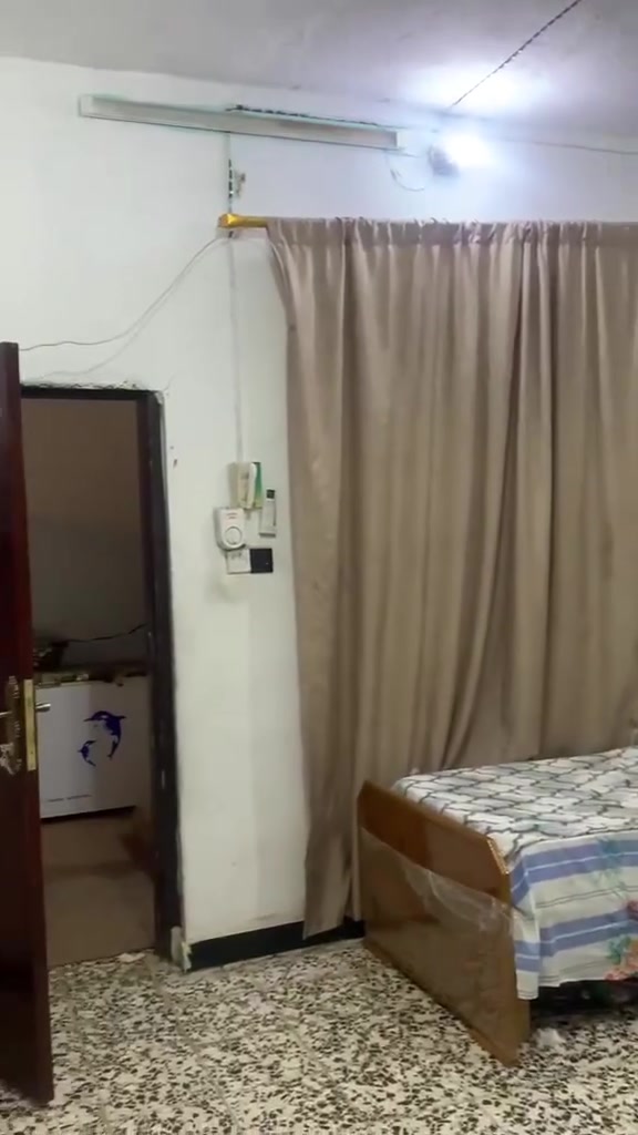 بيت للبيع مساحه ١٤٥ يتكون من غرفتين وهول ومطبخ حار وبارد وبرانيه زغيره  وحمامات داخليه وخارجيه بسعر مناسب الملعب  يم ال حميز
للاستفسار 
***********
***********
سعرة 24 وبي مجال للشراي
