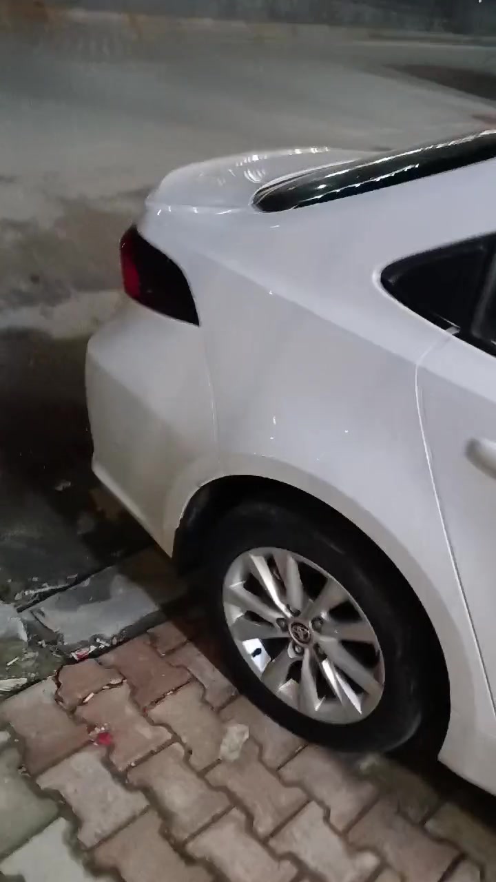 السلام عليكم  للبيع كورلا جيهان خليجي ٢٠٢٣
كم ماشية السيارة بالضبط؟: 
٧١ الف
شنو المواصفات اللي بيها: فول لوكس، بصمة، سلايد، كامرة، حساسات أو غيرها؟: 
فول ماعد فتحه
هل بيها أي صبغ أو تبديل أو حوادث سابقة؟: 
مابيها اي ضرر
وين موجودة السيارة حاليًا؟ بغداد، أربيل، لو محافظة ثانية؟: 
بغداد
شنو السعر النهائي، وهل بيها مجال بسيط أو لا؟: 
بيها مجال