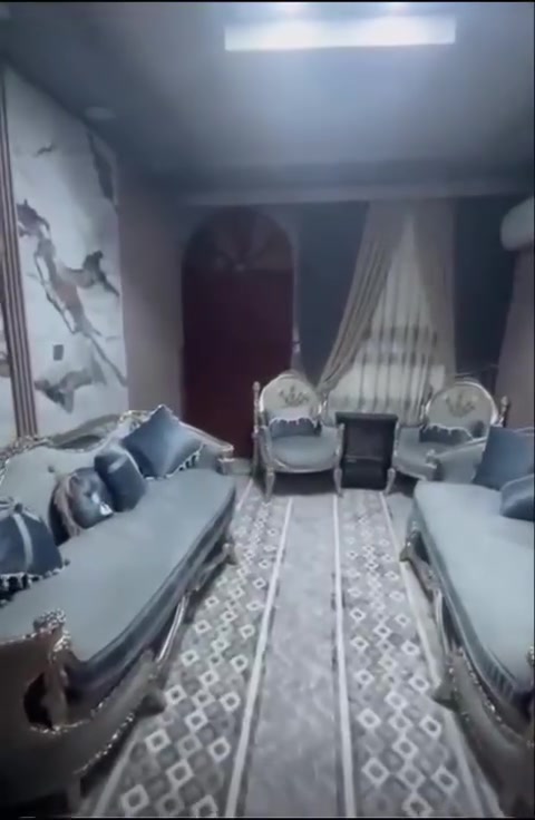 السلام عليكم اربع كراسي وثنين تخم ٣ مقاعد المجموع ١٠ مقاعد + طبله وسطيه السعر مليون و٥٠٠  نضافته ١٠٠٪؜ وجديد استخدام قليل جدا مابي اي ضرر *********** بغداد الجديدة النعيريه
