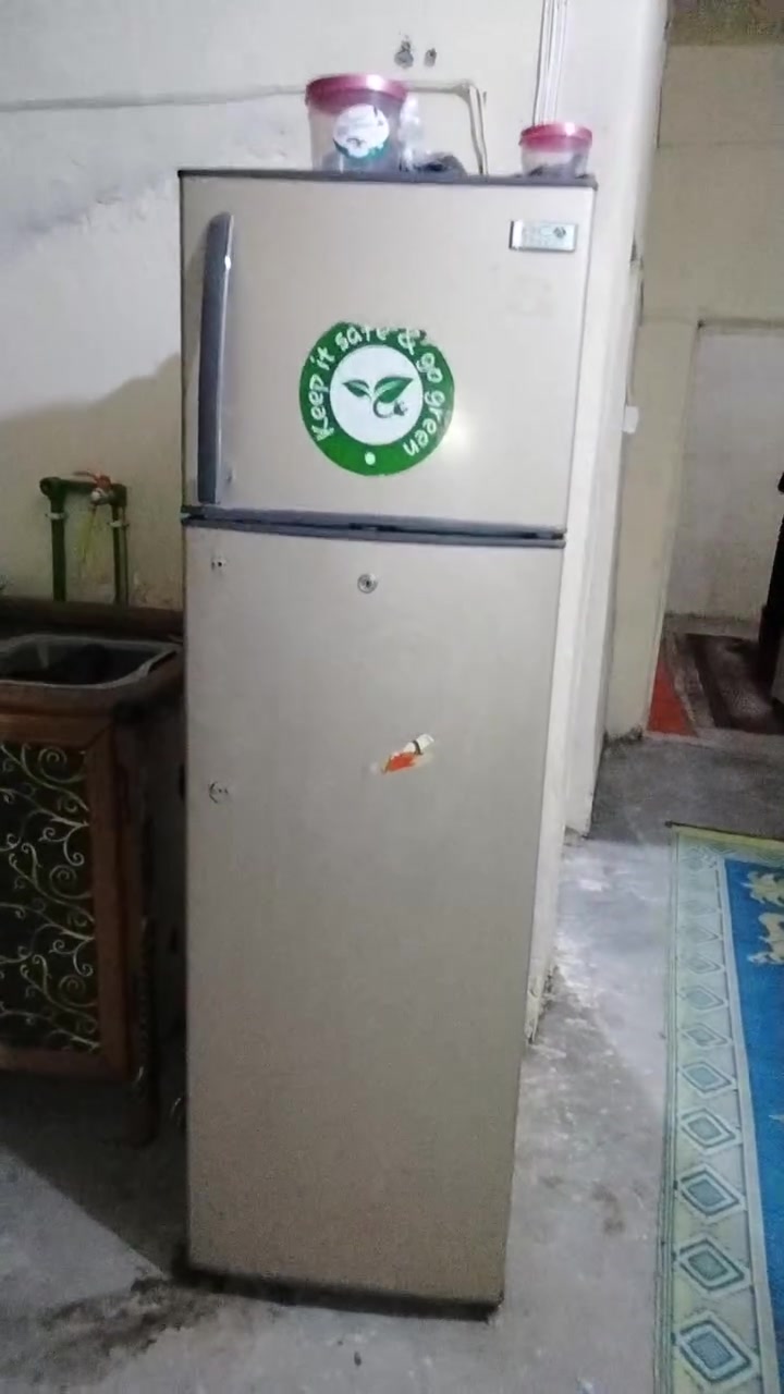السلام عليكم
ثلاجه حجم وسط سعره140
وكيزر 120 لتر ب60 نضيف جدا 
وطباخ منضدي ب45 
مكاني بغداد مدينة الصدر 
واني مكلف بلنشر 
وهذا رقم صاحب الاثاث 
*********** عباس
