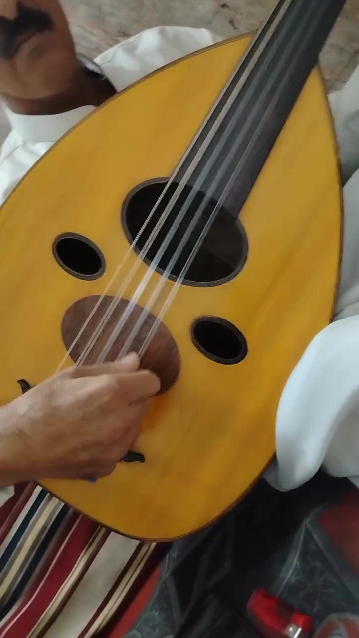 السلام عليكم🌷 
عود عراقي
#للبيع السعر ٢٥٠ الف
بي مخرج صوت 🎵
أوتار توماستك الري نايلون
الستفار اتصل على الرقم ***********
مكاني بغداد
