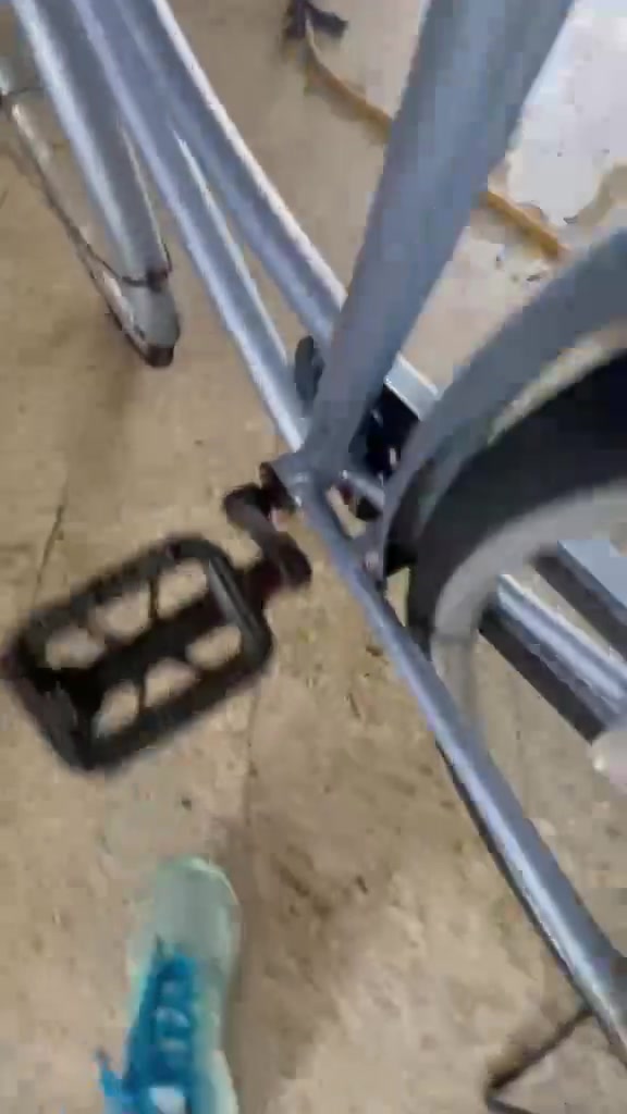 السلام وعليكم ورحمه الله وبركاته بايسكل للبيع Laips لون سمائي الباسكل فول نضافه قبل اسبوعين نزل من الشحن السعر 120وبي مجال المو شراي لايكسر بحلال العالم خاص مفتوح ***********
