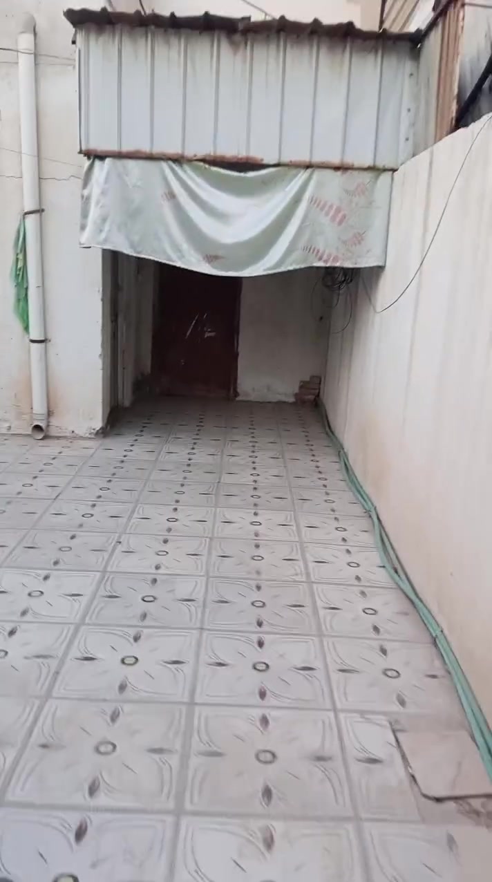 سلام عليكم
بيت لليجار في حي الشهداء الفتحه الثالثه 
البيت مساحته 125متر 
يحتوي علا غرفه وصاله ودوانيه ومطبخ وحمامات 2 والطابق الثاني تحتوي علا غرفه تصلح مخزن! 
ايجاره قفل 275 الف والماء والكهرباء علا صاحب البيت 
الاستفسار الاتصال 
***********
والرقم بيه وتساب 
(مكلف بلنشر اني)

