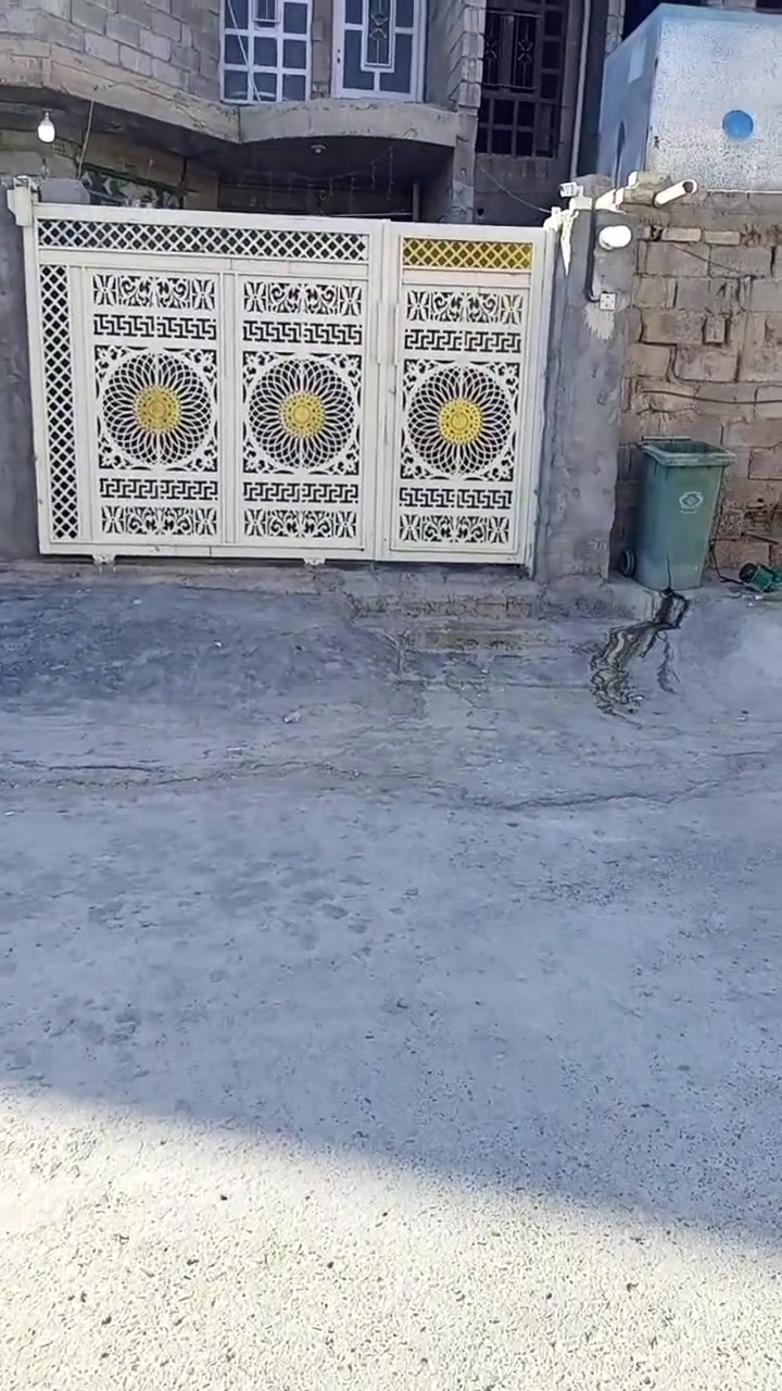 السلام عليكم مشتمل الجغيفي الثانيه قرب جامع الذكر الحكيم وقريب عليه المدارس الابتدائيه بنات وولد وثانوية بنات  المساحه 125 متر طابو زراعي ارض بجر مو دفن طابقين بناء بلوك الارضي كامل والطابق الثاني  عظم المشتمل سند بسمي الواجهه 6 وربع و النزال  20  الشارع 10 ومقابيله ماكو بيت هم شارع عشره نافذ ع شارع 12 مكانه مميز  داخل البيت حزام سيراميك و الارضية  هم سيراميك برهم بيع وهم يرهم مراوس السعر 75 قابل للتفاوض  ادخل وشوف للتفاصيل اكثر ع الخاص والا رقام التاليه *********** و ***********
