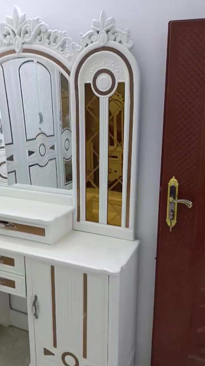 غرفه اخشاب مستعمله ويا هزاويه بس ما عارضها بالمقطع السعر 1,350 مكاني بغداد الحسينيه الراشديه الشراي يتصل علي على هذا الرقم***********
