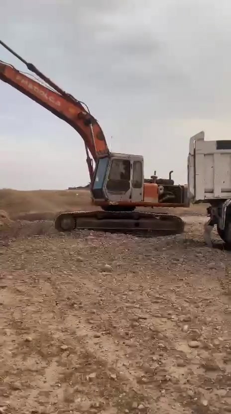 حفاره فيات هيتاشي • حجم ٢٠٠ • محرك ١٠٢