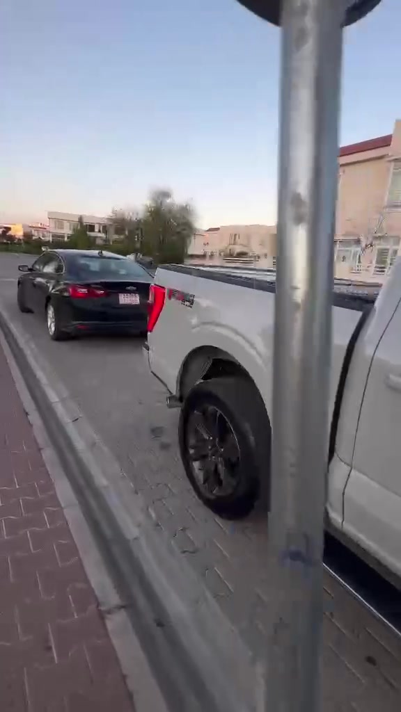 سلام عليكم اخوان عندی ford f150 موافات لاریات معروف مواسفات لاریت فول فول مواصفات سیارە مودیل 2023 ماشی ٤١الف کیلو متر 
سیارە رقم بغداد کامل جاهز

محرك V6 (3.5TT)هایبرد معروف الهایبرد اقتصادیە تفویلە کامل یمشیك الف کیلو متر

ناقل الحركة: أوتوماتيكي 10 سرعات
• نظام الدفع: رباعي 4×4
قدرة الحصان:430 حصان🔥🔥
سقف بانوراما 

مقاعد جلدية مع تدفئة وتبريد 

كاميرا 360 درج

باب صندوق خلفي كهربائي 
حادث سيارة جاملغ سایق والباب امبدل بلادی شرکە
بدون دواخل بدون ایرباك

بالنسبە السعر(355)بی مجال
رقم الصاحب السیارە

***********

