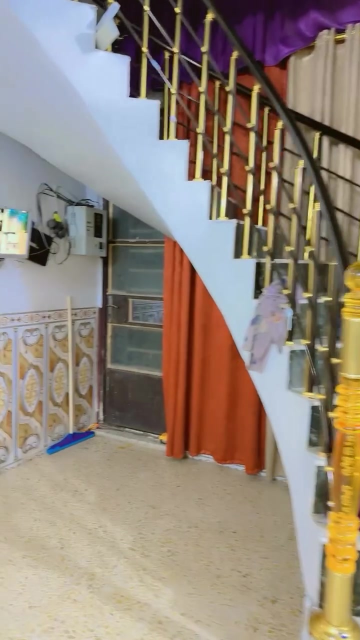سلام عليكم دار للبيع مساحه 190متر ركن المكان حي الزهور قرب مدرسه الخضراء المتوسطه***********
