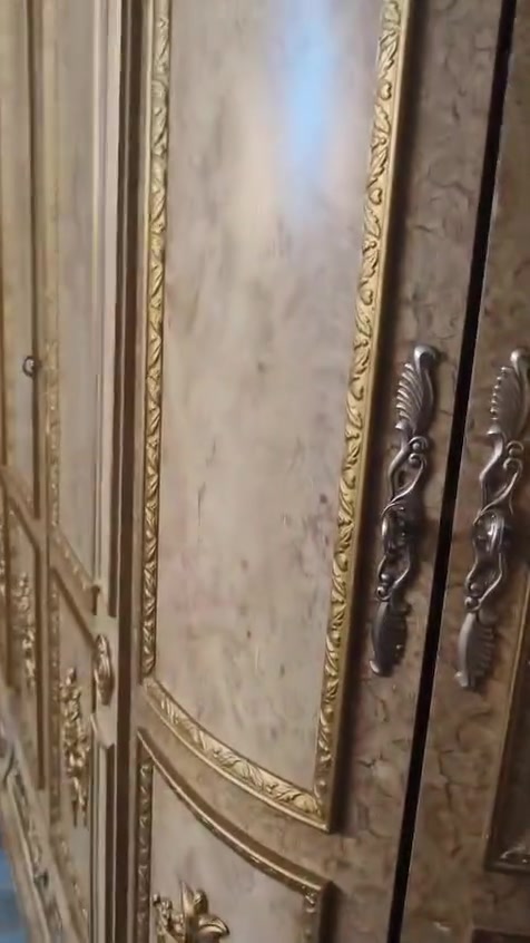 سلام عليكم غرفه 8ابواب للبيع السعر 800وبيه مجال مكان بغداد  الخطيب الزراعي ***********
