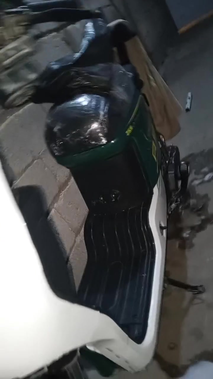 سلام عليكم عندي دراجه شحن R9 بطايات جديد الدراجه كلش نظيفه في البصرة الاصمعي الجديد شارع جامع السيلاني رقم الهاتف *********** كامله كل شي ما بيها 290 الف بها مجاني
