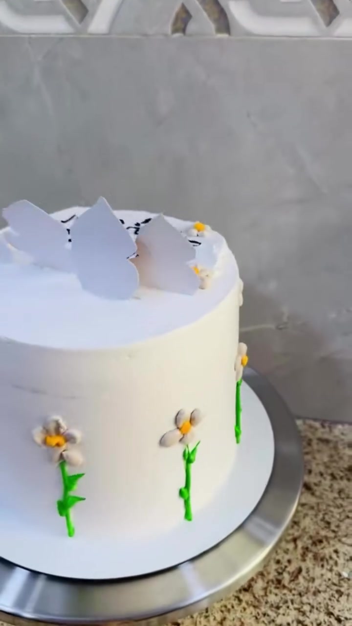 �💛 كيكة بطوطة لأحلى بطوطة 💛🐥
تفاصيلها كلها حب وفرح، من البطوطات الحلوة إلى الورود والتفاصيل الملونة 🎀🌼

ممكن نخصص الكيكة بالاسم والعبارة اللي تحبوها حتى تكون الهدية مميزة أكثر 🎂✨

💬 شنو رأيكم بهالتصميم؟
ومن عنده بطوطة بحياته… شنو الاسم اللي تختاروه إلها؟ 🥹� #اكسبلور #cakes #كيك #معجنات
