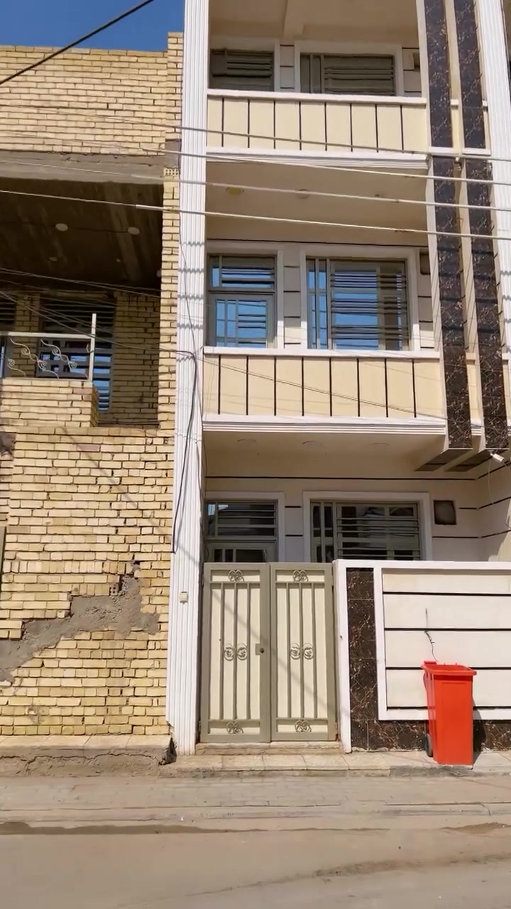 بيت للبيع حي البساتين شارع شيخ منهل شارع رئيسي فرع موطويل اقل فرع بطول كامل خدمات وغير ساكنين بي فقط مؤثث مساحة 50 ثلاث طوابق  طابق اول يحتوي على استقبال ومطبخ مع صاله ومجمع صحيات ومنورر  طابق ثاني يحتوي على غرفتين وحده من الغرف سويت وطابق ثالث سطح وغرفة  السعر 110 وقابل للتفاوض للاستفسار اتصل بالرقم ***********

