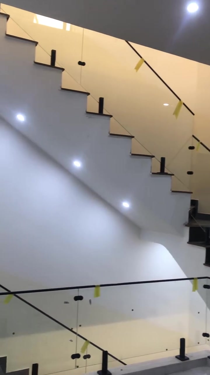 ✨ الفخامة والأمان في تصميم واحد! ✨
إذا كنت تبحث عن لمسة مودرن وأنيقة تضفي إضاءة وجمالية على منزلك أو مشروعك، نقدم لك محجر زجاج 10 ملم مسكر (شفاف-اسود ) بأعلى معايير الجودة والمتانة.
💎 مميزات المحجر:
▪️ زجاج مسكر (تيمبرد): مقاوم للشوك والصدمات ويوفر أعلى درجات الأمان.
▪️ سمك 10 ملم: ثبات ممتاز وتحمل عالي.
▪️ شفافية عالية: يعطي اتساعاً للمكان ورؤية واضحة بدون عوائق.
▪️ إكسسوارات ومقابض: ستانلس ستيل ستيل مقاوم للصدأ والعوامل الجوية.
▪️ تصميم عصري: يناسب الدرج، البلكونات، الواجهات، والأسطح.
🛠️ لماذا تختارنا؟
✅ دقة في التنفيذ والقياسات.
✅ سرعة في التركيب والإنهاء.
✅ ضمان على جودة المواد والإكسسوارات.
📍 معرض حيدر الراوي للألمنيوم والزجاج
📞 للتواصل والحرص على الاستفسار أو الطلب واتساب:***********  هنا]
💬 أو راسلنا مباشرة عبر رسائل الصفحة!
