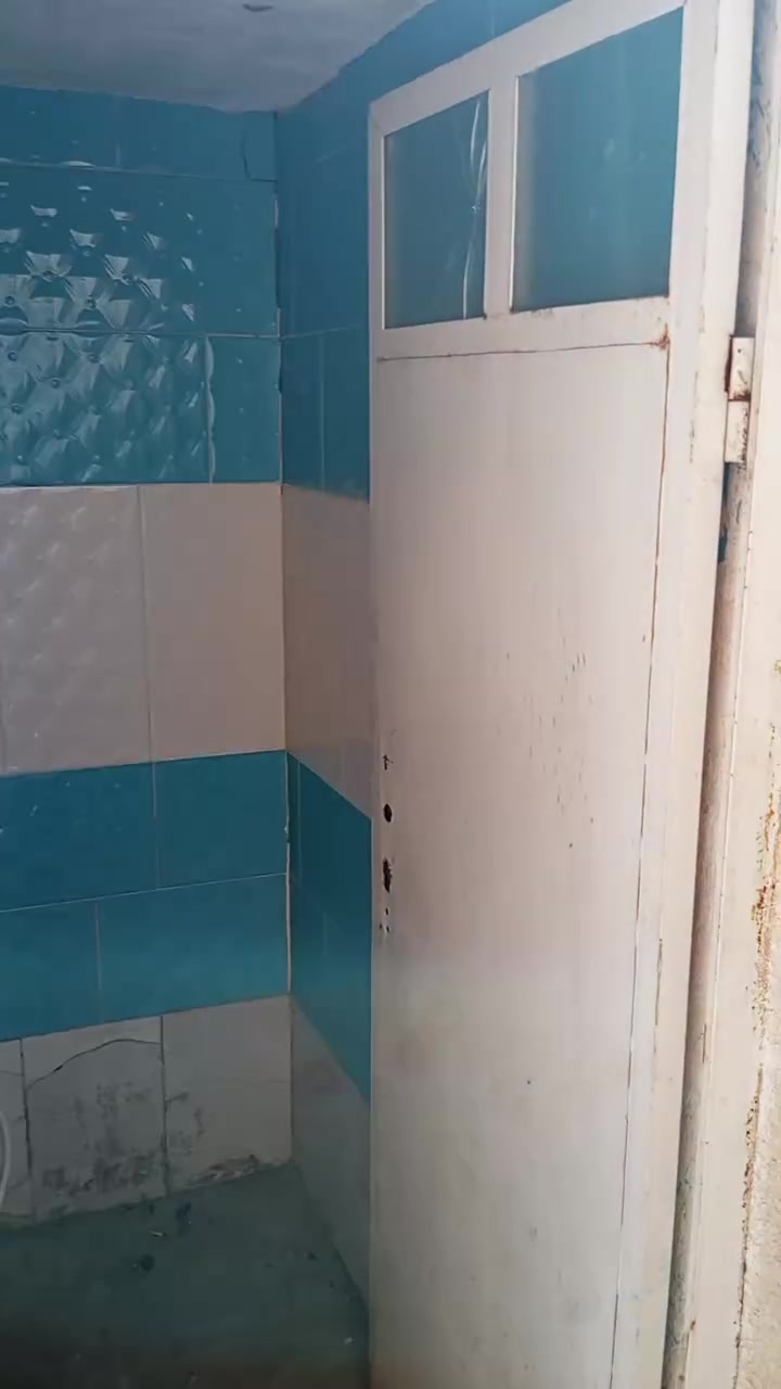 سلام عليكم بيت 100 متر لليجار بل الاربع تالاف خلف مرطبات رعد سعر الايجار 300 رقم الهاتف *********** فقط واتساب
