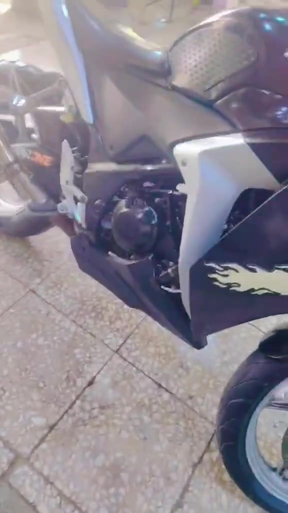 السلام عليكم دراجه بطح CBR ياباني محرك 250s دراجه خير من الله صالنصه رياضي يرادلها كفر الايسر مكسور مكان الدراجه المدائن سلمان باك *********** سعر مليون 250بيها مجال بسيط
