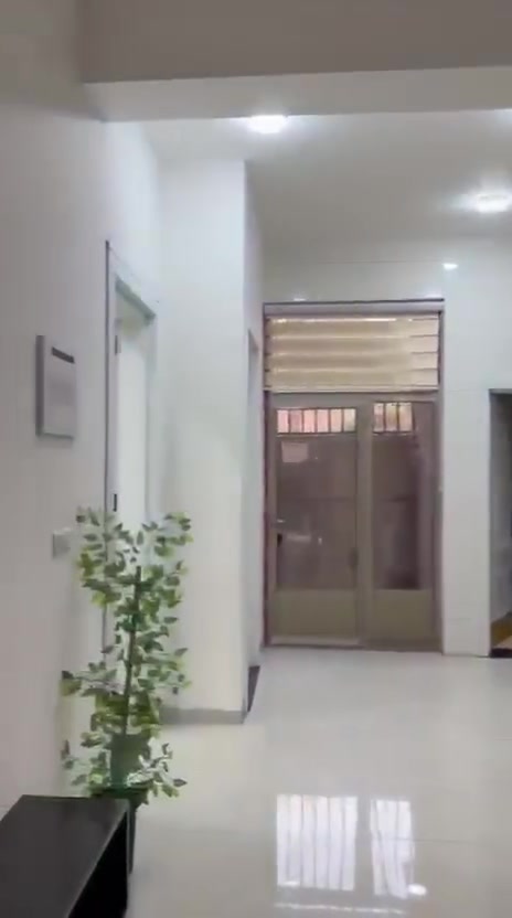 للتواصل: ***********
شقه ارضيه مدخل معزول 
مؤثثه خلف مطعم زرزور 
غرفتين وصاله مكان واسع لطبكة سيارات
سعر الايجار 1000$
