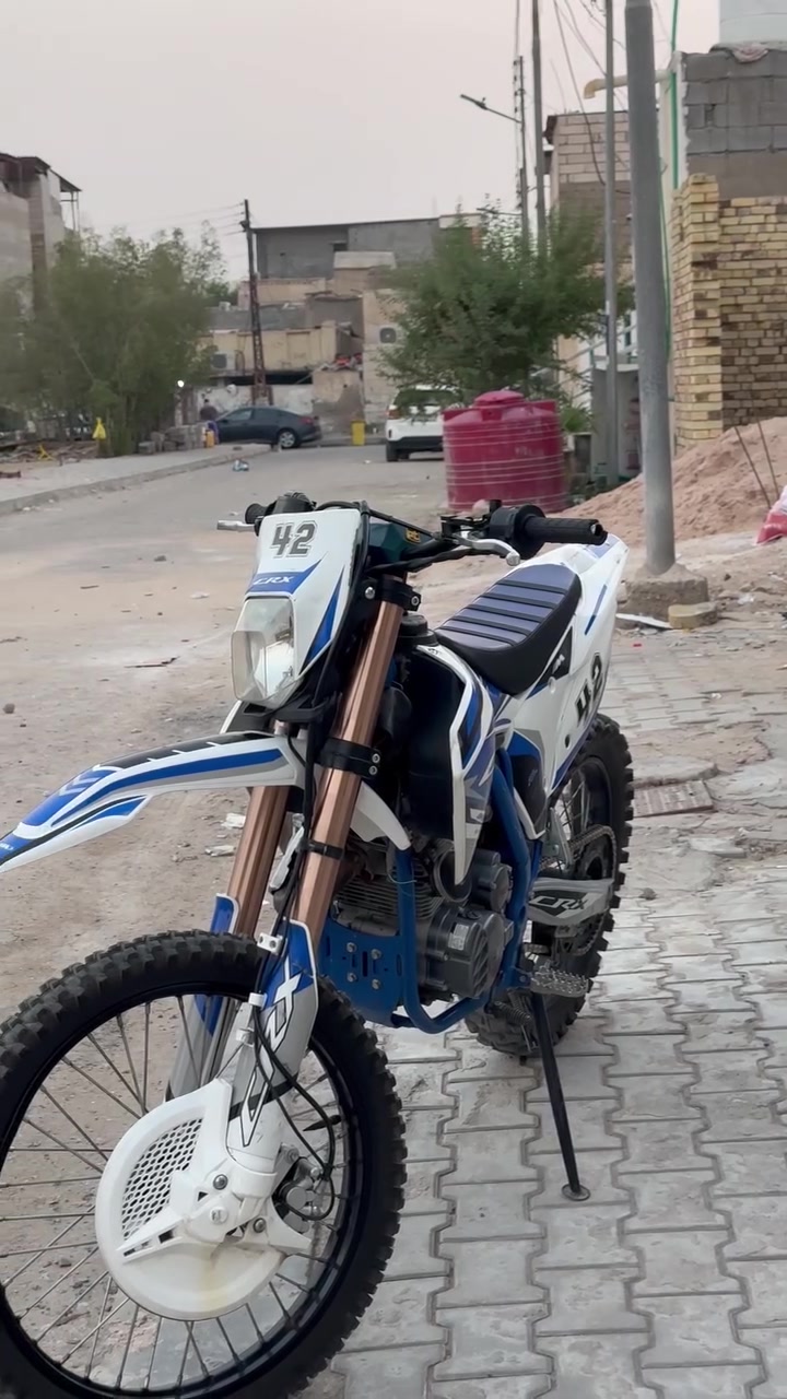 سلام عليكم.  قفاز للبيع دراجه نضيفه تايرات جدد. معدل وشلعه مكينه 300cc ولفين السعر 1.600 بيها مجال قليل حك الجيه مكان البصره خمسه ميل. واتساب***********
