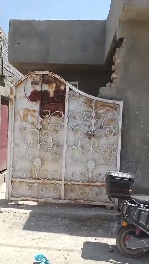 بيت مساحه 300 متر ( للبيع او المراوس )

زنجيل على شارعين 

دوانم الشعله خلف السجه قرب معمل التنانير

نقد 100 وبي مجال

***********
