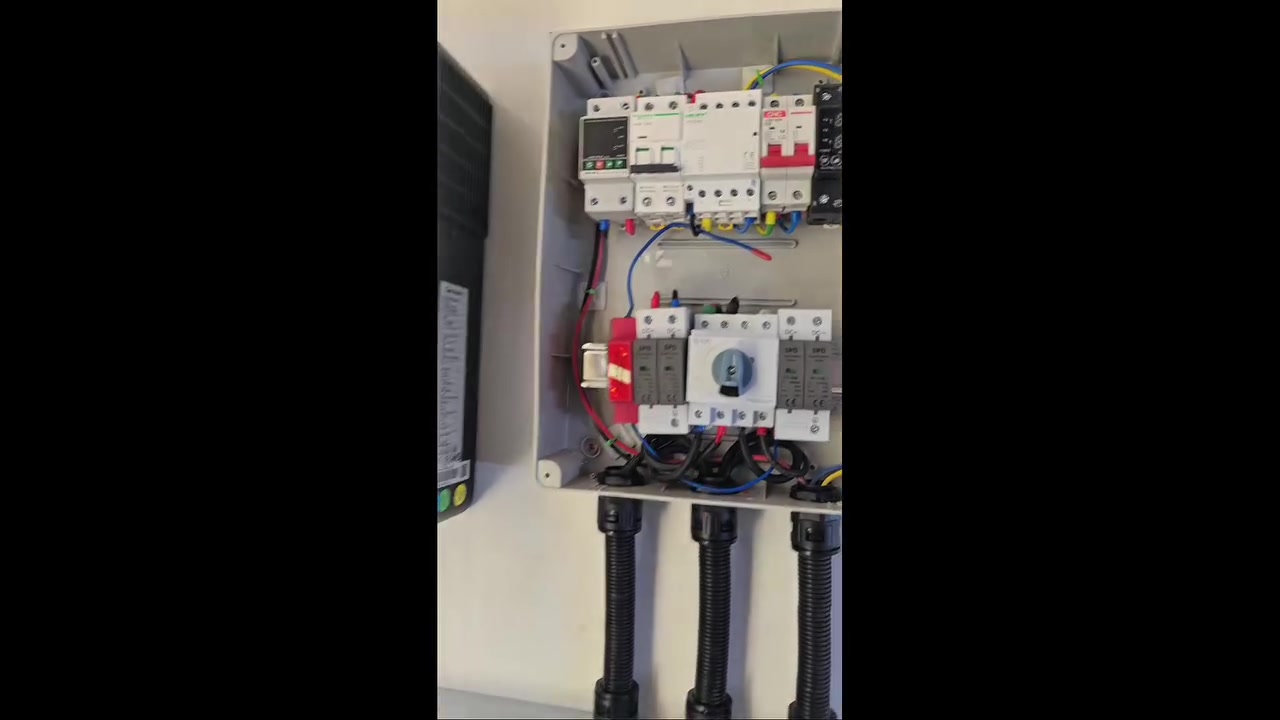 ☀️ المحترف للطاقة المتجددة… شغلنا مستمر بالحلة 🌿⚡

📍 الحلة – بستان الحلو
منظومة طاقة شمسية بقدرة تجهيز 10 أمبير، بمكونات تتناسب ويا احتياج الزبون:

🔹 انفرتر Growatt كرواط سعة 6 كيلوواط
🔹 بطارية سعة 15 كيلوواط ساعة
🔹 5 ألواح لونجي LONGi X10

🔧 ترتيب بالتنفيذ واهتمام بالتفاصيل… من اختيار المكونات إلى نصب المنظومة ☀️🏡

تريد منظومة تناسب استهلاكك وميزانيتك؟ تواصل ويانا 📞
***********

📍 عنوان المكتب: المسيب – مفرق سدة الهندية – مجمع الرفاعي هوم

#المحترف_للطاقة_المتجددة #الطاقة_الشمسية #الحلة #بستان_الحلو #Growatt #LONGi
